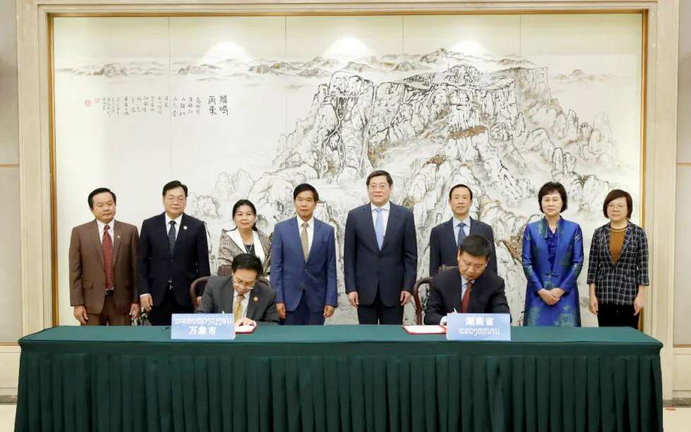 AG庄闲游戏环境向老挝万象捐赠7台环卫装备，助力“一带一路”建设