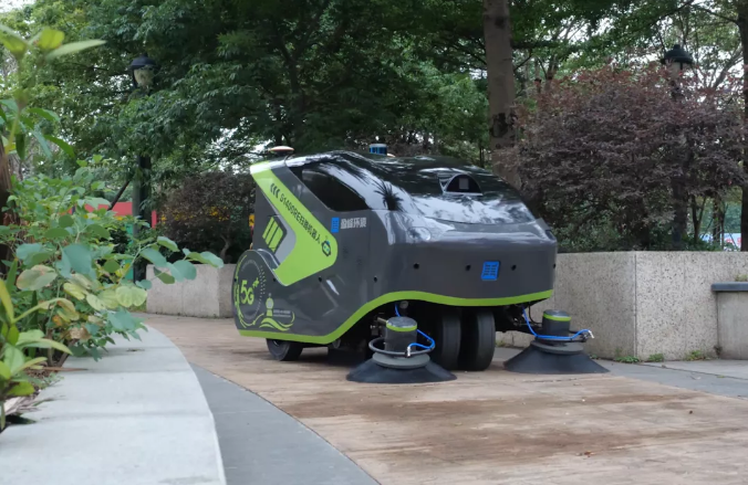 AG庄闲游戏环境5G环卫机器人亮相2021中国创新创业成果交易会